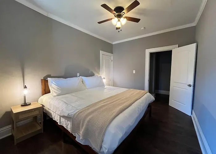 Cozy 2Br-1Ba Backyard & King Bed