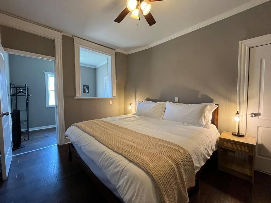 Apartment Cozy 2br-1ba Backyard & King Bed *
