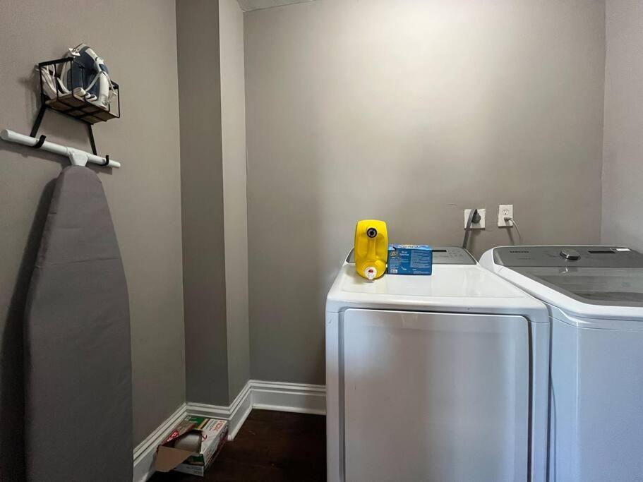 Cozy 2br-1ba Backyard & King Bed St. Louis