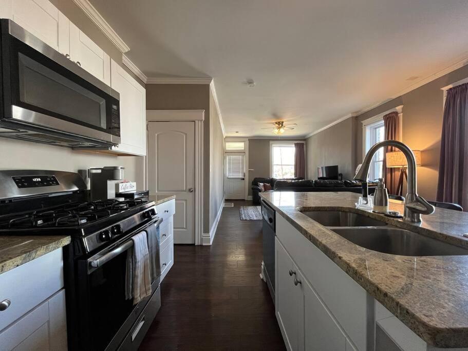Cozy 2br-1ba Backyard & King Bed St. Louis
