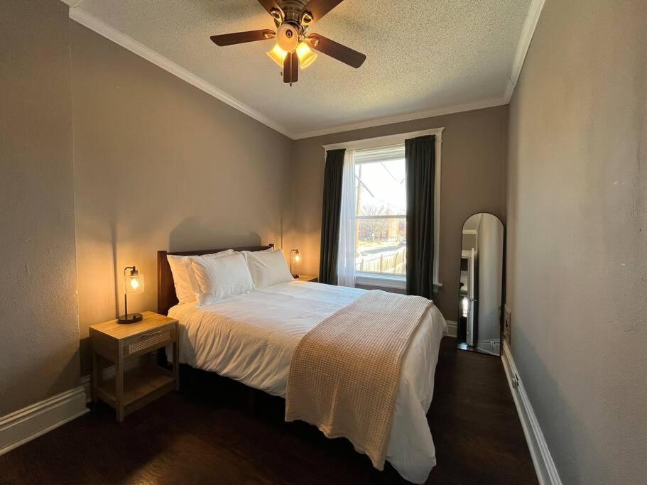 Cozy 2br-1ba Backyard & King Bed Apartamento St. Louis