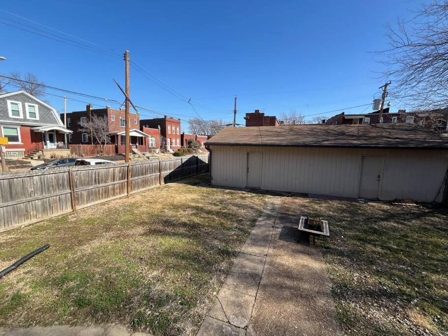Cozy 2br-1ba Backyard & King Bed St. Louis